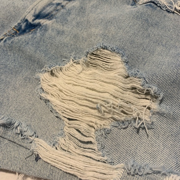 Abercrombie & Fitch Annie High rise light wash distressed denim shorts - size 27 - Picture 7 of 13